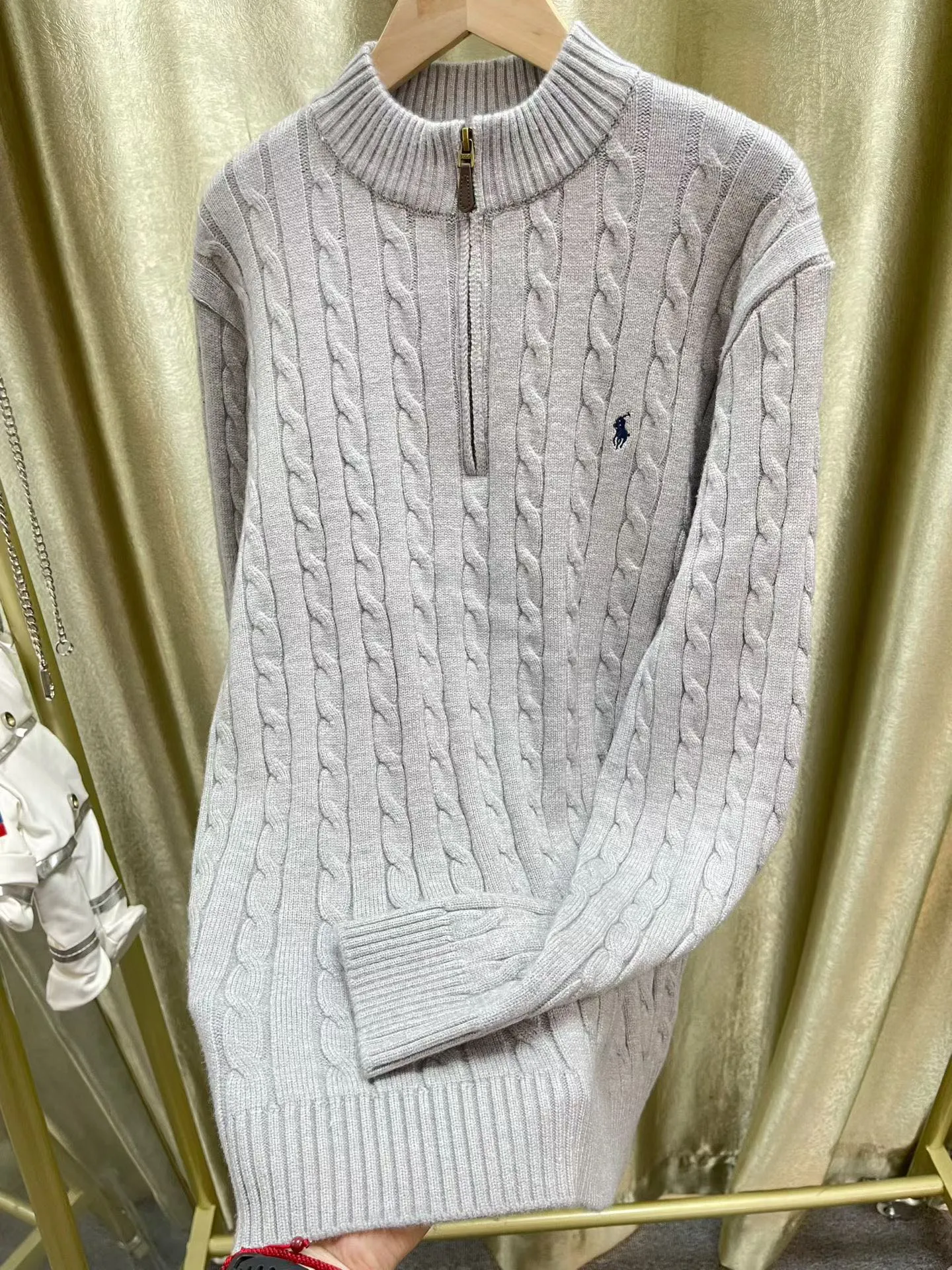 P276 Top quality products Top purchasing version SS25 new autumn product POLO Lavlauf Small logo embroidered twisted rope half-zip sweater Counter-color dyed wool blended cotton yarn High weight and high density Super high quality The wool is soft, delicate and skin-friendly. It feels soft and silky. The hand feel is not ordinary 💕 All color dyed high weight cotton yarn ensures no color difference. It adopts four-hole knitting method, tight and textured It is durable, does not deform and is not prone to pilling. It has a soft, warm and comfortable feel. It does not stick to your body when worn alone. It is absolutely perfect‼ ️Classic knitted clothing uses exquisite details and iconic brand symbols to reinterpret the charming charm, injecting low-key brand logo connotation into the entire design. It is simply amazing🉑️All produced on imported looms. The details are clearly visible. The collar label has an anti-counterfeiting chip. The double-layer main wheat has a built-in NFC anti-counterfeiting chip. The washing wheat is consistent with ZP. It is full of details. The details are well grasped. Challenge the market currency and are not afraid of random comparisons! The upper body effect is very good. No matter how you match it, it looks high-end and elegant. It has a high-end feel🫴 It is so versatile🍑It is a must-have for both men and women🉑️ Color: Black Gray Size: S-XL